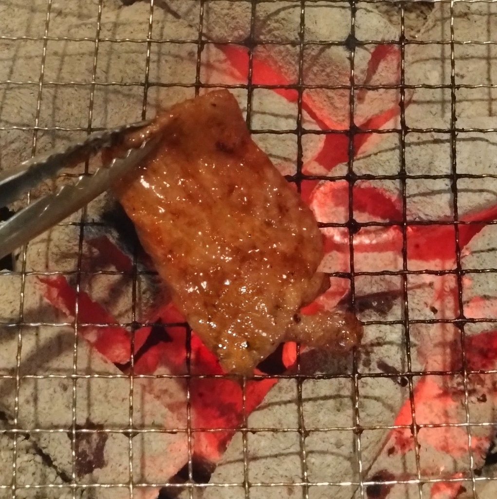 炭火で焼く黒毛和牛(神戸 焼肉食心坊)